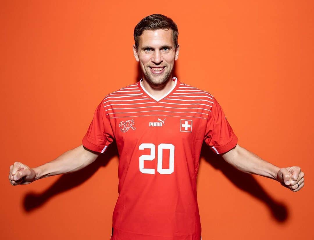 のインスタグラム：「Ready for @fifaworldcup ⚽️💪 Hopp Schwiiz!🇨🇭 #naticonvoi #ff20 @swiss_nati_men」