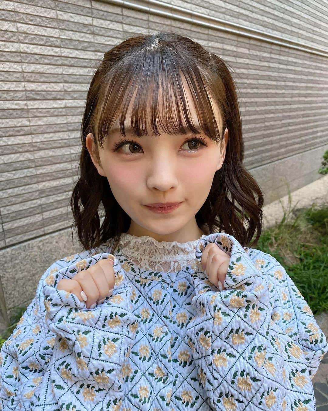 新澤菜央さんのインスタグラム写真 - (新澤菜央Instagram)「萌え袖みんな好きってゆうけど結局どうなん？？？💞 ⠀ ⠀ ⠀ ⠀ ⠀ ⠀ ⠀ 可愛い可愛いカーディガンメインなゆるゆるコーデ◎  パンツスタイルでもガーリーに女の子らしくするのがしんしんスタイルです☺︎  #彼女の私服がかわいい #低身長コーデ #sサイズコーデ #消えそうな色コーデ #merryjenny #メリージェニー #uniqlo #ベージュコーデ #カーディガン #レイヤード #エアリフト #ハーフツイン #アイドル #萌え袖 #あざと女子 #ootd #dailylook」11月18日 21時16分 - _shinshin_48