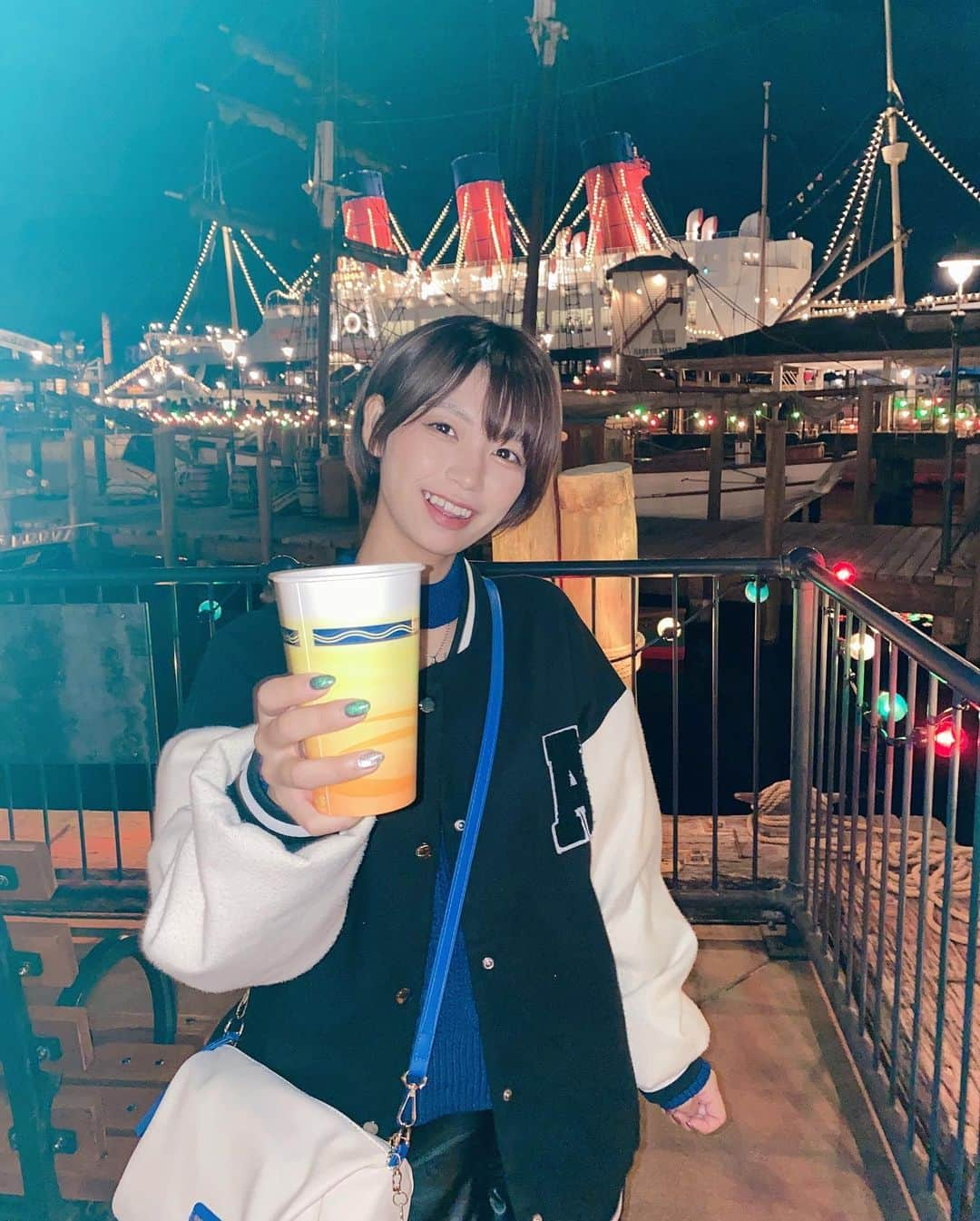 小坂田純奈さんのインスタグラム写真 - (小坂田純奈Instagram)「ディズニーでかんぱい🍺🔥  エモい写真が撮れた😳 やはりディズニーは映える！！  #ディズニーシー #お酒好き女子 #酒好き女子 #お酒好き #ビール好き #ビール好き女子 #ビール女子」11月18日 21時22分 - official_junata