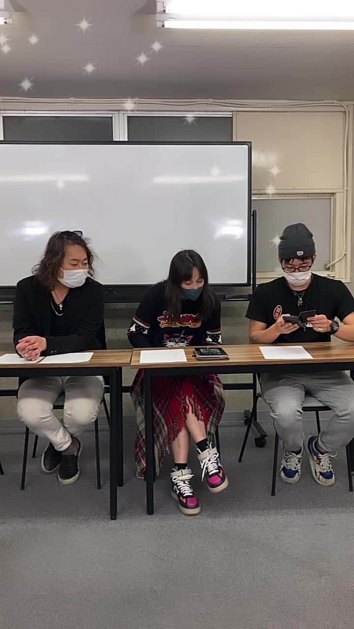 佐伯日菜子のインスタグラム：「今日はサメ映画の裏話や私の失敗談や楽しくお絵描きもしてます！ アーカイブみてね！ #インスタライブ  #配信 @unoesque_official  @vivienne.official  @miz0619miz」