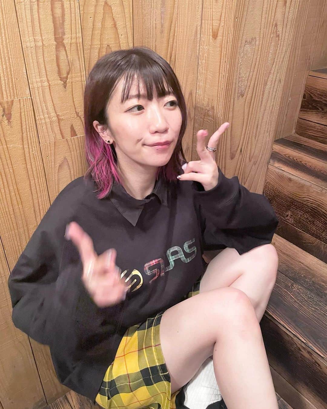 ぱいぱいでか美のインスタグラム：「チェック好き。あと髪の毛キレイキレイね〜 . Spicaでヘアメンテしてもらったよん！ 8月にピンクの面積増やしてからいい感じです💖 全体の色味ちょーーーっとだけ青み足してもらいました！ ツヤツヤにしてもろた〜中田さんいつもありがとうございます！  そしてピカピカで月例行った！ silasのロゴがチェックになってるロンT可愛すぎてかなりの頻度で着てる！ Candyのハーフパンツといい感じに合うのも良いです🫶🏻 . #spica #innercolor #silasandmaria #crayme #candystripper #でか美衣装 #でか美私服 #でか美ちゃん」