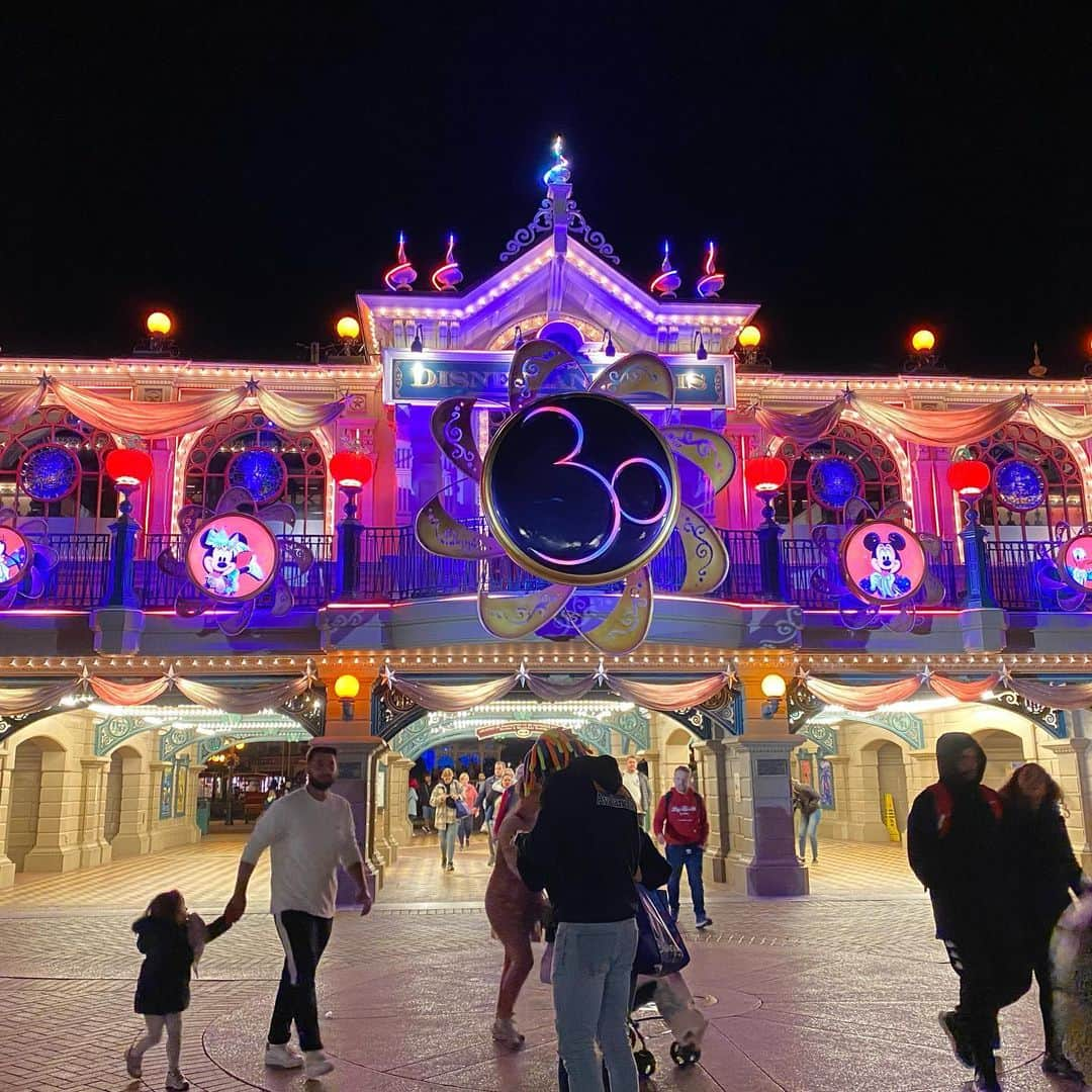 常深史織さんのインスタグラム写真 - (常深史織Instagram)「Disney land Paris30周年ドローン&プロジェクションマッピング 『Disney-D-Light』も 押し潰されそうになりながら やっとの思いで見れた🥹  30周年のカチューシャもGETできたし、 （カチューシャの真ん中にお城とティンカーベル🫶サイドにはDisneylandParisの刺繍が🫶） ふらっと足休めに入ったカフェが 結構人気店で タイミングよく入れて ミルクシェイクとハロウィン🎃限定のミニケーキ🧁食べれたし、 レストラン🍽争奪戦に勝って #キャプテンジャック でご飯食べれた🍖 どこも雰囲気最高でした💫  また絶対来たいところの一つになりました✴︎  #disneydlight  #captainjacks  #captainjacksrestaurant  #ブルーバイユーレストラン  #bluebayou  #disneylandparis  #disneylandparis30  #ディズニーランドパリ  #ディズニーランドパリ30周年  #ディズニーランド #ディズニー #ディズニーカチューシャ  #ディズニーランドパリ30周年カチューシャ #ウォルトディズニースタジオ  #ウォルトディズニー  #waltdisney #waltdisneystudios  #waltdisneystudiospark  #眠れる森の美女」11月18日 22時07分 - sioripopn