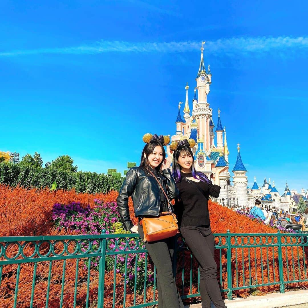 常深史織のインスタグラム：「Disney land Paris30周年ドローン&プロジェクションマッピング 『Disney-D-Light』も 押し潰されそうになりながら やっとの思いで見れた🥹  30周年のカチューシャもGETできたし、 （カチューシャの真ん中にお城とティンカーベル🫶サイドにはDisneylandParisの刺繍が🫶） ふらっと足休めに入ったカフェが 結構人気店で タイミングよく入れて ミルクシェイクとハロウィン🎃限定のミニケーキ🧁食べれたし、 レストラン🍽争奪戦に勝って #キャプテンジャック でご飯食べれた🍖 どこも雰囲気最高でした💫  また絶対来たいところの一つになりました✴︎  #disneydlight  #captainjacks  #captainjacksrestaurant  #ブルーバイユーレストラン  #bluebayou  #disneylandparis  #disneylandparis30  #ディズニーランドパリ  #ディズニーランドパリ30周年  #ディズニーランド #ディズニー #ディズニーカチューシャ  #ディズニーランドパリ30周年カチューシャ #ウォルトディズニースタジオ  #ウォルトディズニー  #waltdisney #waltdisneystudios  #waltdisneystudiospark  #眠れる森の美女」