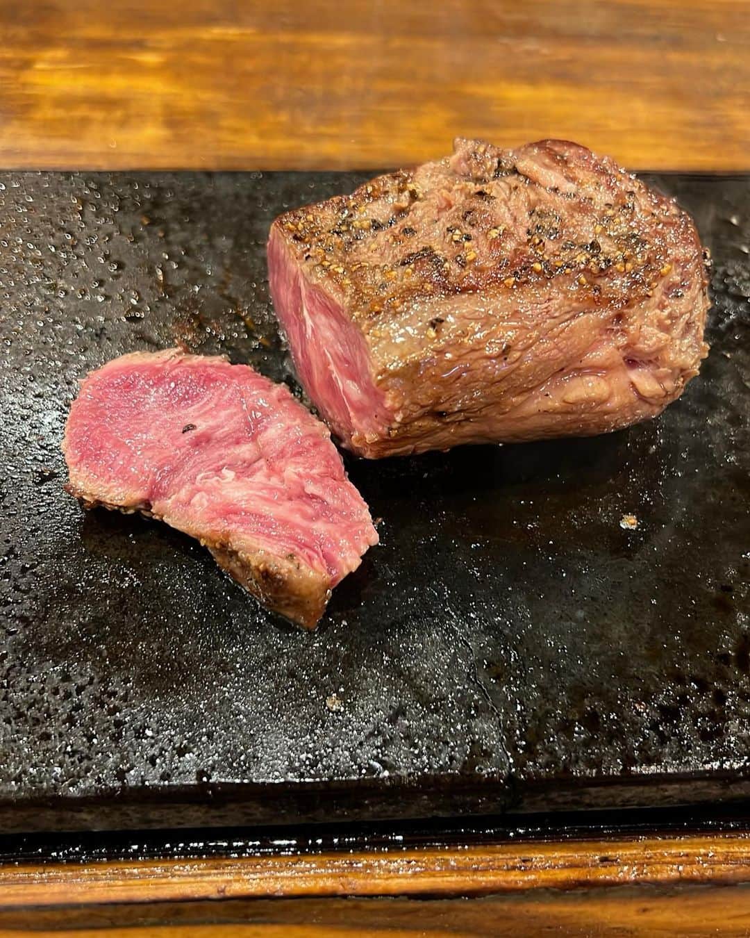 葵さんのインスタグラム写真 - (葵Instagram)「気がつけばグルメ巡りがステーキ巡りみたいになってきて、ステーキ大好き野郎のインスタになってきましたがステーキ大好きなのに違いはないのでいいでしょう！！  最高！リーズナブルなのにお肉良き！！焼き具合もちょうどいい！！！ 家の近所にチェーン店出してください！！！！ 大須の街並みも素敵でした。 #やっぱりステーキ #大須観音商店街」11月18日 22時09分 - aoi_official0401