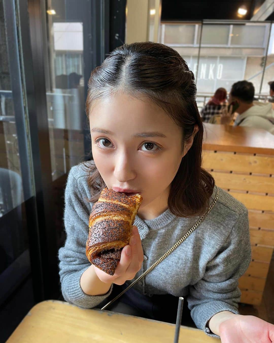 織田奈那のインスタグラム：「髪伸びてきてかわいい髪型研究中なのだ 今は食べ盛りみたい 毎朝食パン食べてるけど飽きないのだ 闇金サイハラさんおもろすぎる てかサイハラさんが好きすぎる #脈絡はない」