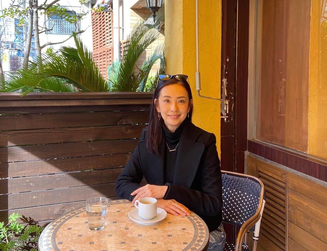 田村翔子のインスタグラム：「お天気がいいので、テラス席でランチしました😊  #テラス席#ランチ#ライフスタイル#田村翔子#terrace#autumnoutfit#autumnfashion」