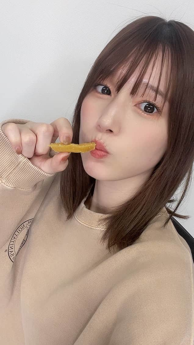 内田真礼のインスタグラム：「いも食べながらなま。」