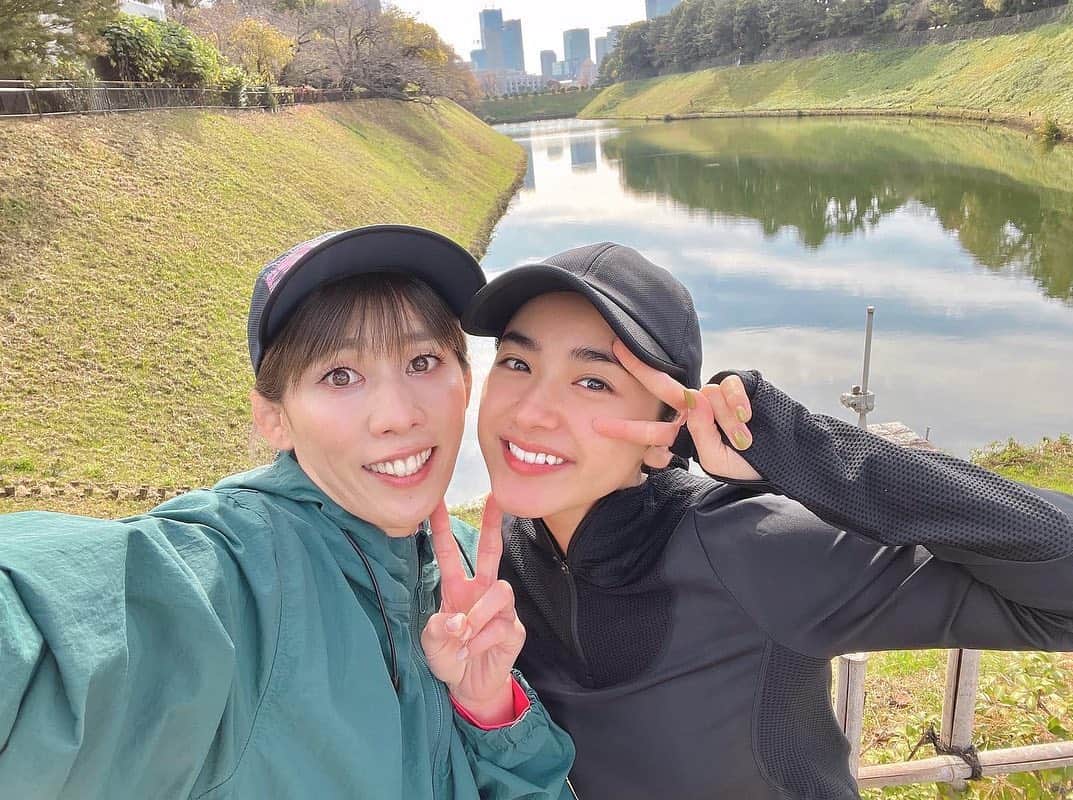 平祐奈のインスタグラム：「🏃🏃‍♀️🌈 沙保里さんが来月ホノルルマラソン 走られるので応援ランしました❤️‍🔥  久々に皇居10㌔走ったけどキツかった。。。 2年前よく走ったなぁ…と改めて思いました。。。🥵 でもホノルルマラソン走ったお陰で沙保里さんと 出逢えたので佳き思い出です🫶  沙保里さんが怪我なく無事に完走できますように★  参加される方くれぐれもお気をつけて 楽しんできてください🌺  #ホノルルマラソン #吉田沙保里 さん #皇居ラン」