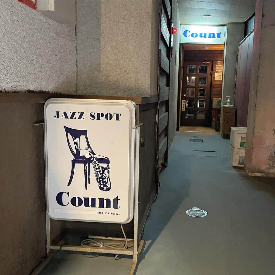 齋れいなのインスタグラム：「仙台に素敵なジャズ喫茶があると聞いて先日… ✍🏻齋れいなおうちでjazz聴いてます〜出張編〜 来月のネタ探しに弾丸で行ってきました！  薄暗いビルの突き当たりに広がるレコード8000枚の世界💿 大きなアルテックのスピーカー✨ 今回は1時間ほど、コーヒー500円ワンコインでレコード2枚を堪能。贅沢な空間でした、、、 1. Gettin' Together : Art Pepper  2.The sweetest sound？  ジャズを純粋に愛しているマスターがいるジャズ喫茶に出会えて、また仙台にきた時は絶対訪れたいなと思いました💭  第29回はジャズワルツ続編です✨ 皆様お馴染みのサウンドオブミュージックの名曲をご紹介😌💭 ぜひお楽しみに！ #齋れいな #jazzjapan  秋保温泉も良かったな〜 温泉も昭和レコード沢山でテンションあがるよね。仙台ありがとう🥂  #仙台#jazzspotcount#jazz#牛タン#仙台観光#仙台カフェ#隠れ家カフェ#旅行#一人旅#たんや善治郎 #美味しかった」