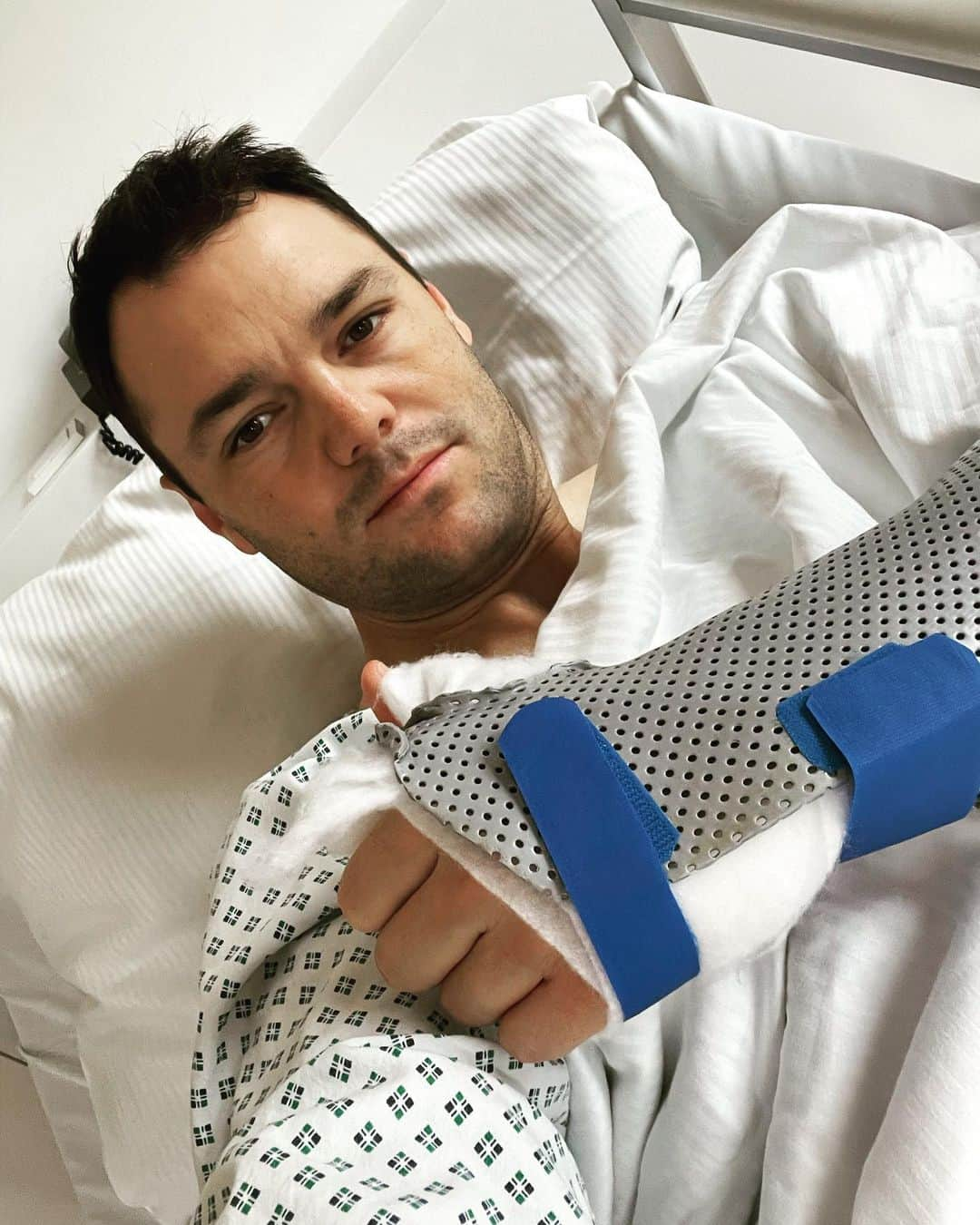 マルティン・カイマーのインスタグラム：「After years of struggle with my left wrist, I had surgery today to fix it for good and for a stronger second half of my career. The uncertainty is what makes us curious, so let’s give it all we have because there is no alternative  #letsgo #familyisalwaysthere #livgolf  #recovery #workhardtoget #speedy」