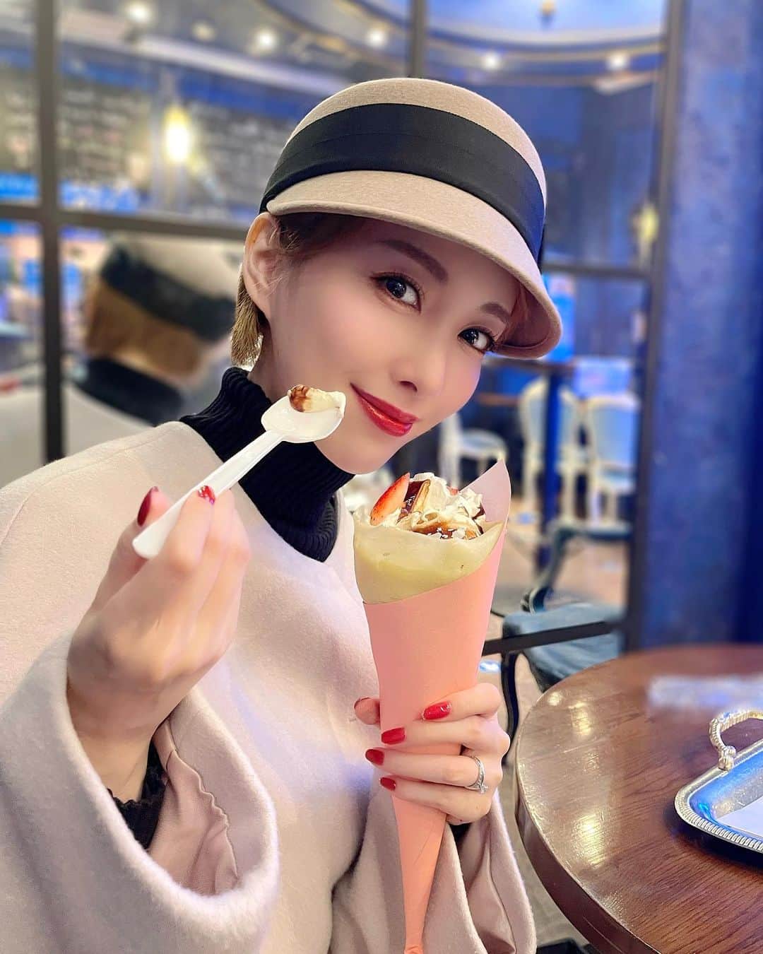 瀬戸早妃のインスタグラム：「大好きなクレープ🍓❤️ チョコソースと生クリーム最高🥰  #クレープ」