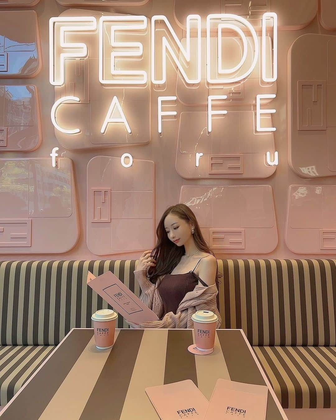 小松崎真理さんのインスタグラム写真 - (小松崎真理Instagram)「FENDI cafe♡ ・ ・ ・ ・ この間 @ginza_bidical_seitaisalon で骨盤矯正受けてきたよ😌 くびれができて、スタイルアップした🥹 根本の改善ができておすすめ🫶 ・ ・ ・  ご予約、お問い合わせは 080-9410-0540 ・ 銀座美Dical整体サロン https://beauty.hotpepper.jp/kr/slnH000550472/?vos=cpahpbprosmaf131118005  ★ホットペッパービューティーのアプリダウンロードはこちら↓ https://beauty.hotpepper.jp/doc/sp/ ・ ・ #fendiカフェ#FENDI#fendicafe#カフェ#表参道カフェ#原宿カフェ#表参道#原宿#カフェ巡り#カフェ好きな人と繋がりたい#カフェ活#フェンディー#銀座整体#銀座美容#銀座美Dical整体サロン#骨盤矯正#小顔矯正#EMS#トータルサロン#美容#リフトアップ#痩身#ダイエット#笑顔#銀座#東銀座#エステサロン#美容矯正」11月18日 23時28分 - xs2.mari.s2x