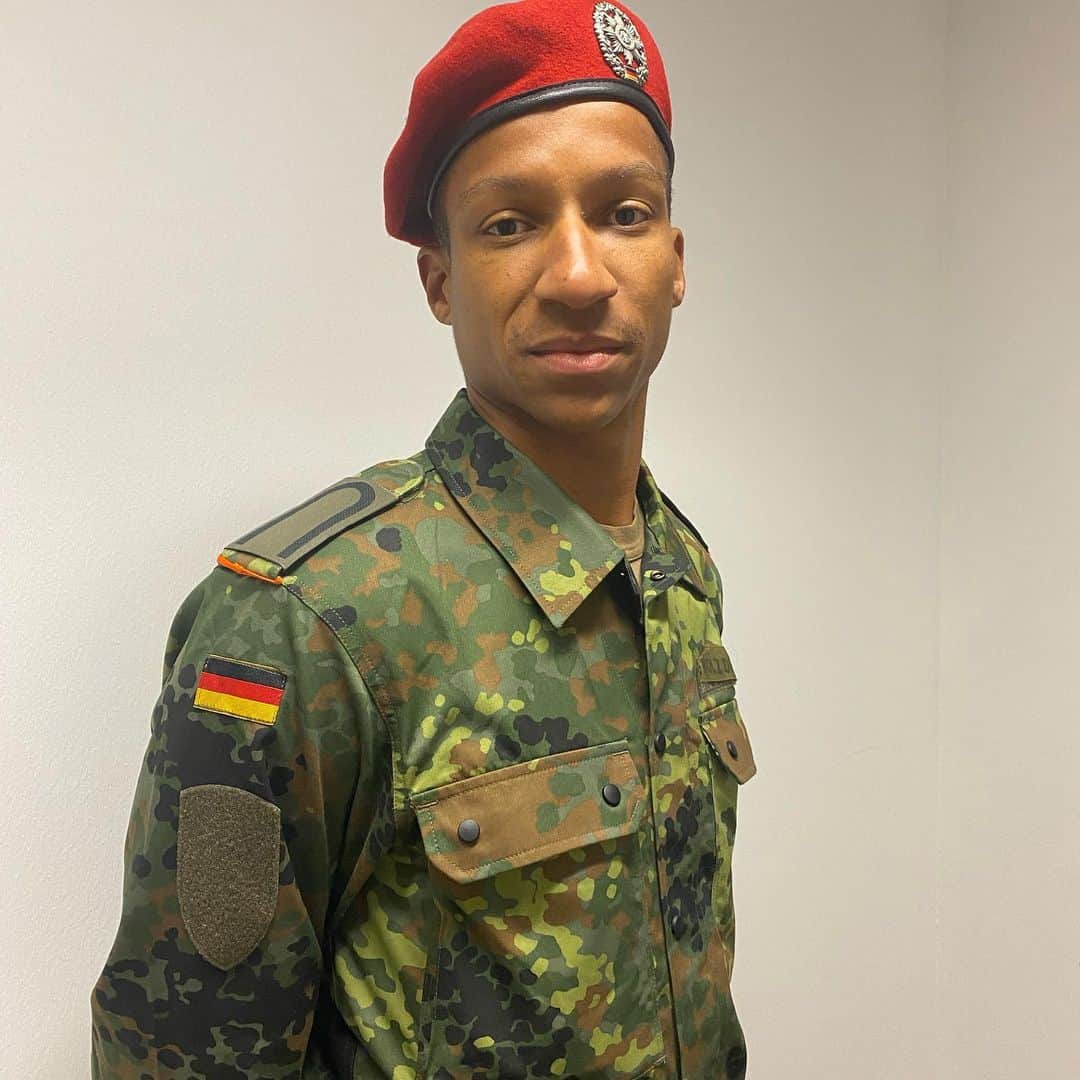 ラファエル・ホルツデッペのインスタグラム：「After 4 weeks of military exercise I got promoted. Had a good time getting back to military habits and giving back to my employer as I get time off and paid for sports as a sports soldier. Now it‘s time to continue my pre-season training which had gone great so far.  @spitzensport_bundeswehr」