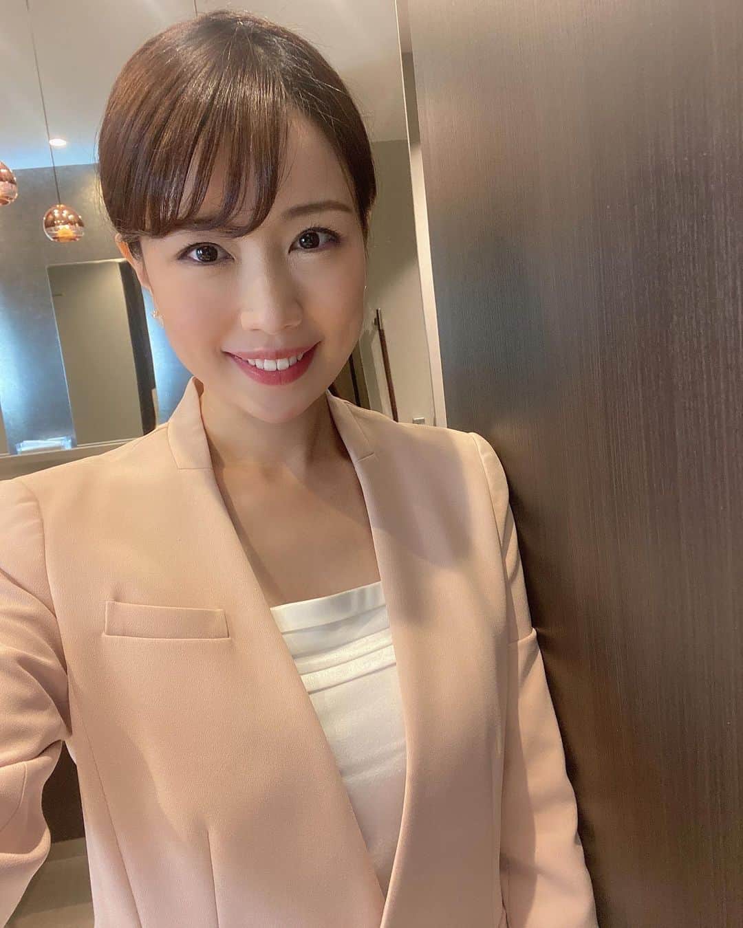 道岡桃子のインスタグラム：「スーツでビシッと！  がんばります💪  #アナウンサー #ジャケット  #スーツ女子 #女子アナ」