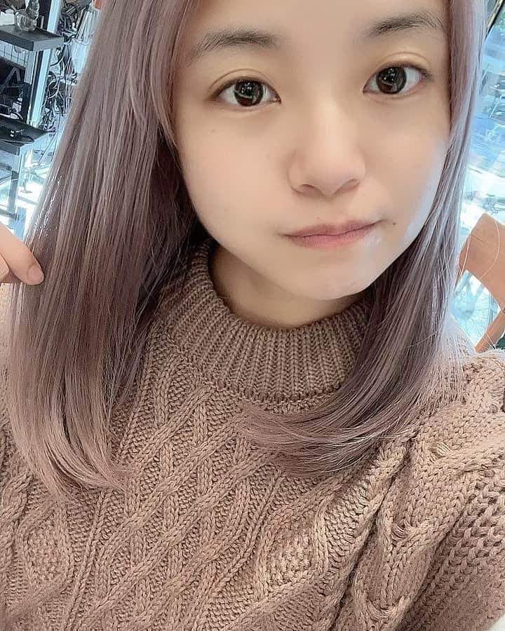 藤原亜紀乃のインスタグラム：「髪の毛のプリンを見えにくくしてもらいました🥰🥰  色もラベンダー色で 落ち着いて凄く素敵✨️✨️  @shunpeiuchiyama さん いつも素敵にありがとうございます カラーするなら絶対ここっ」