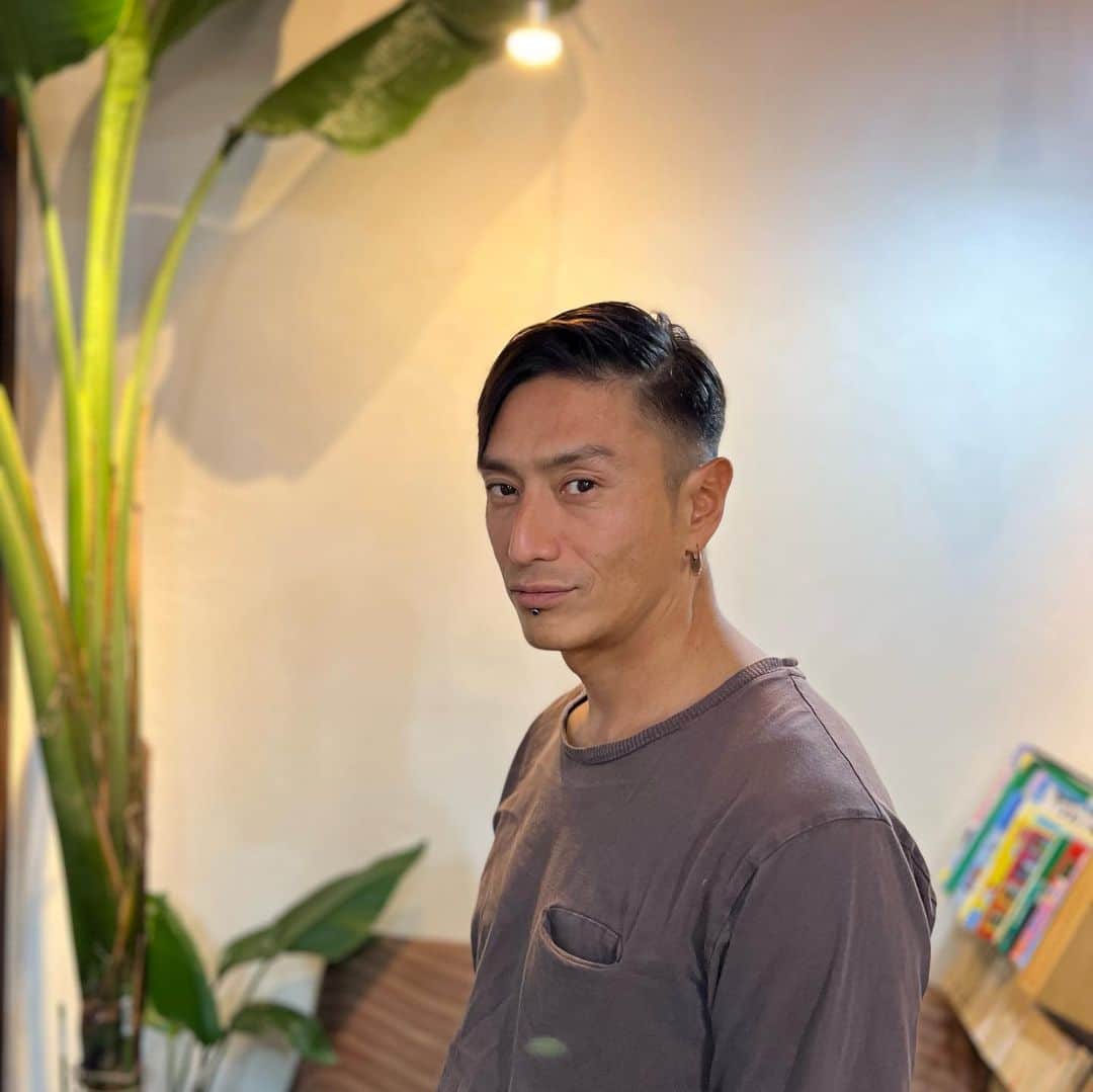 伊勢谷友介のインスタグラム：「髪を切りました。 流石、ヘアースタイリスト東 訓子ちゃん。代々木公園駅の近くです。男子も女子もめちゃくちゃ上手です。 理解が早い、そしてカットも早い。立体造形のセンス、さまざまな髪の毛を触ってきた経験がそれを支えてます。  今回は、僕自身が前髪切るなと言われるので、それを伝えると、じゃあターミネーターのエドワード ファーロング良いよね。でももう46だし。大人な前髪ありの髪型で。で出来上がったのが、ジョージ マクフライ。 お気に入りです。  こちらが、東ちゃんのアカウント↓ https://instagram.com/no_peanut_?igshid=YmMyMTA2M2Y=  hair make salon “Apple”美容室 https://g.co/kgs/B53WnZ  http://appleplanet.jp」
