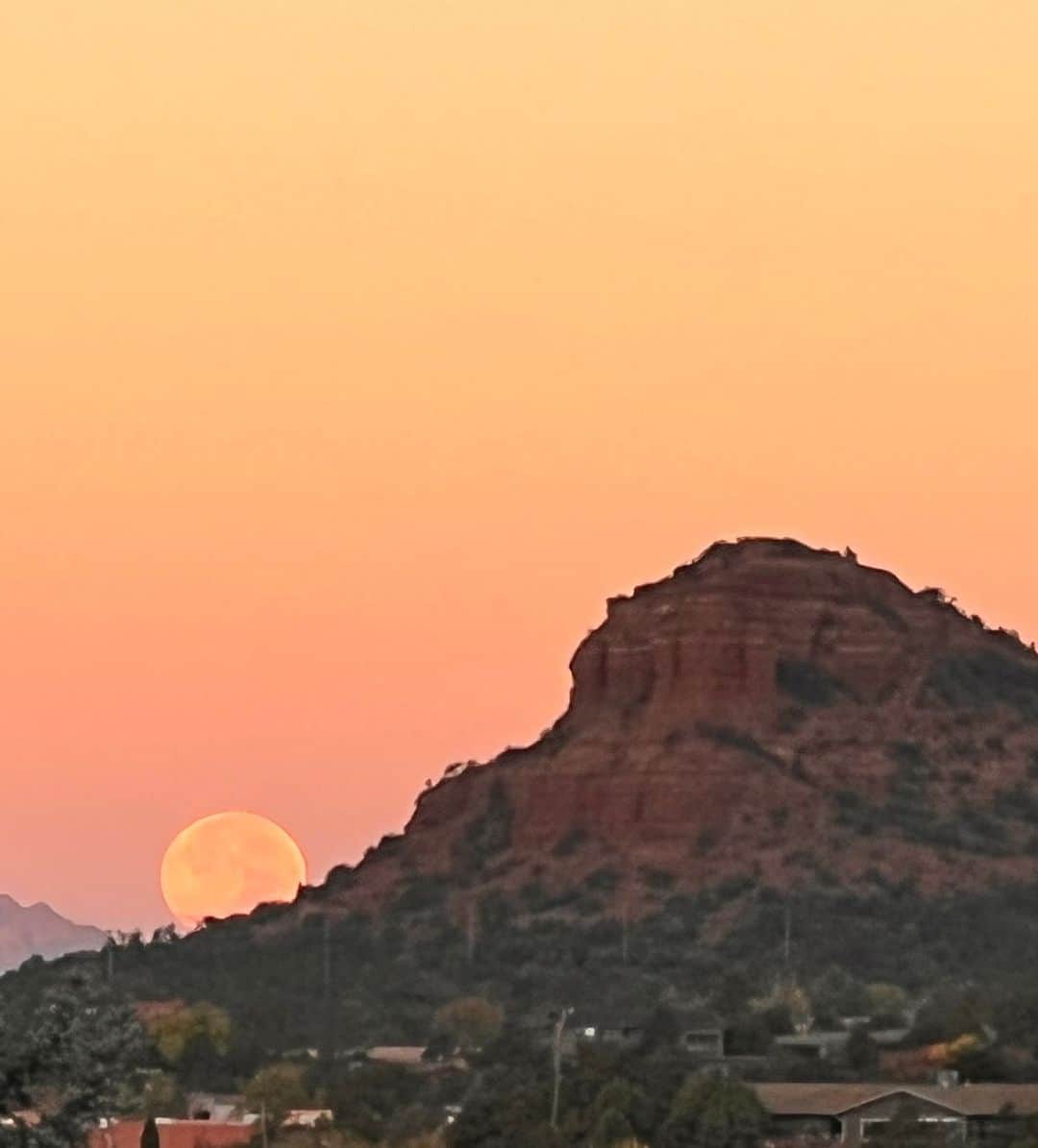サミーア・アームストロングのインスタグラム：「My Dear Friends and Family of Sedona,  I have taken time to reflect thoroughly on these profound nine months we have shared together. I have already spoken to so many of you and share the disappointment of the election results.   In life we often become absorbed by particulars of outcomes and what they “must” look like. While the results of Nov 8th feel like a punch to the gut and there is much to be debated, I can’t help but pause to consider that there is always a silver lining.  While it is antithetical to believe that the individual who ran against me could possibly be the best choice for mayor of Sedona, I do believe that the universe has aligned this piece of the puzzle with intention.   The positives of where we currently stand are too great to ignore. In my view, there is no defeat here. There is only a bolstering presence of a united community of strong minded, sensible, and conscious Sedona residents who have even more conviction than before the election to stand for what is right for our community.   In this current freedom of remaining outside the political arena, a framework is being defined so that we may push forward together.   Policy that makes sense for our community remains the main focus. I will keep you abreast with the details on how we intend to push forward to keep our sweet Sedona, sacred.   I have the deepest gratitude for each and every one of you and the spirit of conviction by which you are led.   Together, Sedona will rise.   With so much love and unwavering conviction,   Samaire ✨」