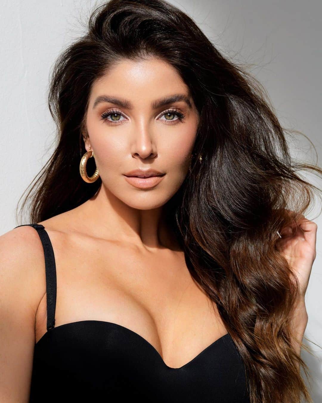 メリッサ・モリナロのインスタグラム：「Hey besties, I'm seeing a lot of new faces and wanted to re-introduce myself. Currently living in LA with my husband and two beautiful babies London (3) Kingston (2). I recently turned 40 in June and I love owning my age! I grew up singing & dancing! It will always be a part of who I am! One thing that lights me up is helping women be the best version of themselves. I started my fitness class POWER BOOTY in 2015 and launched my Fitness online platform MOVE BY MELISSA in 2016. I have put so much time and love into my programs and so many of the amazing products we carry. Thank you for supporting me and being a part of this journey! Stick around because I feel like I'm just getting started! Ps Our next POWER BOOTY CLASS will be DEC 3rd 11am details to follow!」
