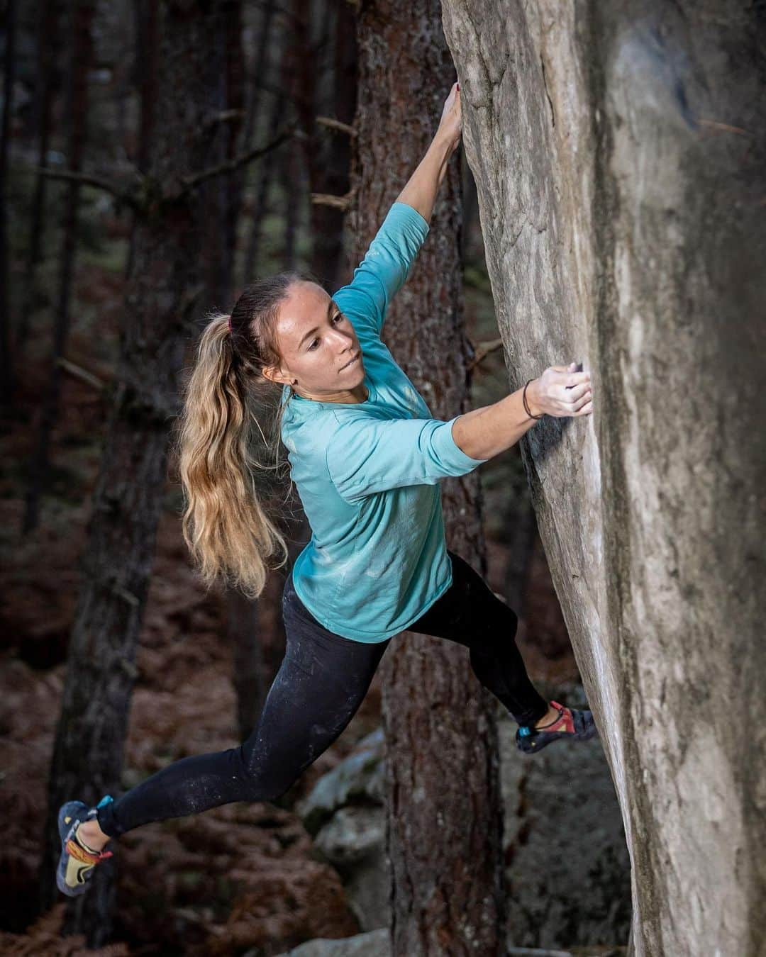 ユリア・フィシェルさんのインスタグラム写真 - (ユリア・フィシェルInstagram)「Taking some time off after a busy couple of weeks 😮‍💨 really enjoyed being on the road again though, thank you @austriaclimbing 🙏 already looking forward to next season ❤️‍🔥 📸: @janvirtphotography in Fontainebleau 🇫🇷 . .  @heeressportzentrum @scarpa_at @rewhiteclimbing @austriaclimbing @olympiazentrumtirol #climbing #klettern #rockclimbing #bouldering #france #fontainebleau」11月19日 2時04分 - julia_fiser