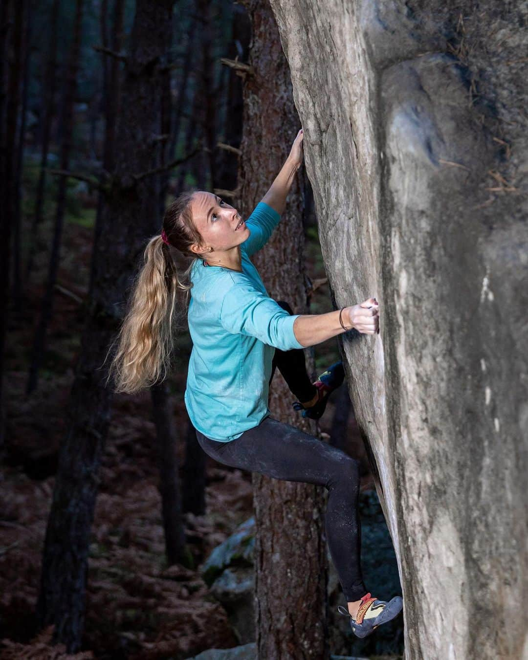 ユリア・フィシェルさんのインスタグラム写真 - (ユリア・フィシェルInstagram)「Taking some time off after a busy couple of weeks 😮‍💨 really enjoyed being on the road again though, thank you @austriaclimbing 🙏 already looking forward to next season ❤️‍🔥 📸: @janvirtphotography in Fontainebleau 🇫🇷 . .  @heeressportzentrum @scarpa_at @rewhiteclimbing @austriaclimbing @olympiazentrumtirol #climbing #klettern #rockclimbing #bouldering #france #fontainebleau」11月19日 2時04分 - julia_fiser