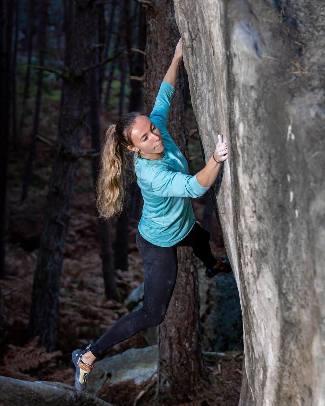 ユリア・フィシェルのインスタグラム：「Taking some time off after a busy couple of weeks 😮‍💨 really enjoyed being on the road again though, thank you @austriaclimbing 🙏 already looking forward to next season ❤️‍🔥 📸: @janvirtphotography in Fontainebleau 🇫🇷 . .  @heeressportzentrum @scarpa_at @rewhiteclimbing @austriaclimbing @olympiazentrumtirol #climbing #klettern #rockclimbing #bouldering #france #fontainebleau」