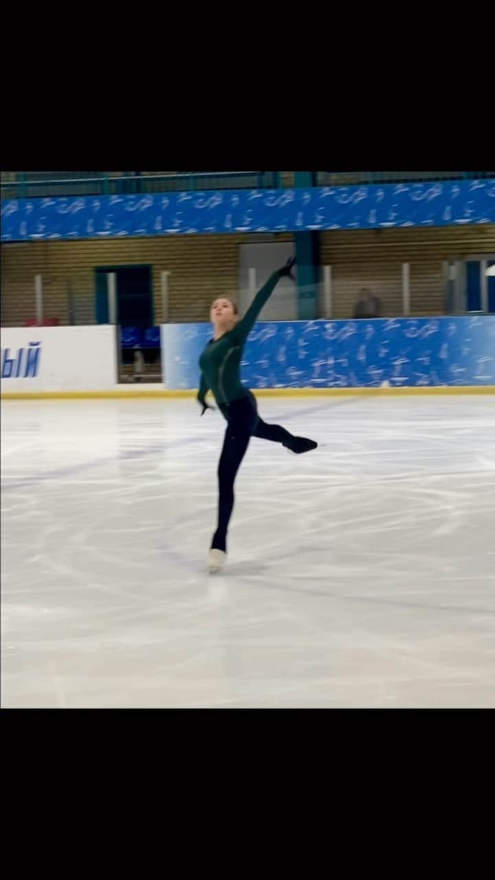 のインスタグラム：「Тренируюсь ⛸🤍」