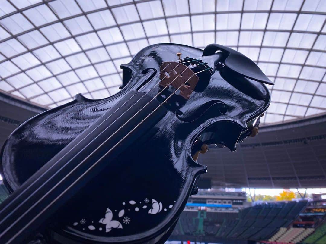 のインスタグラム：「🦋🎻 思えばこの子はライブで皆様の声援を受けるのが生まれて初めての経験だったんだよね🫶 皆様の声に乗って歌うのはさぞかし楽しかったであろう💙 これからも頑張りましょ🦋 ・ ・ #ブシロード15周年記念ライブ #ベルーナドーム  #バンドリ #bangdream  #Morfonica #モニカ #八潮瑠唯 #violin #バヨリン #5弦バイオリン #gliga」