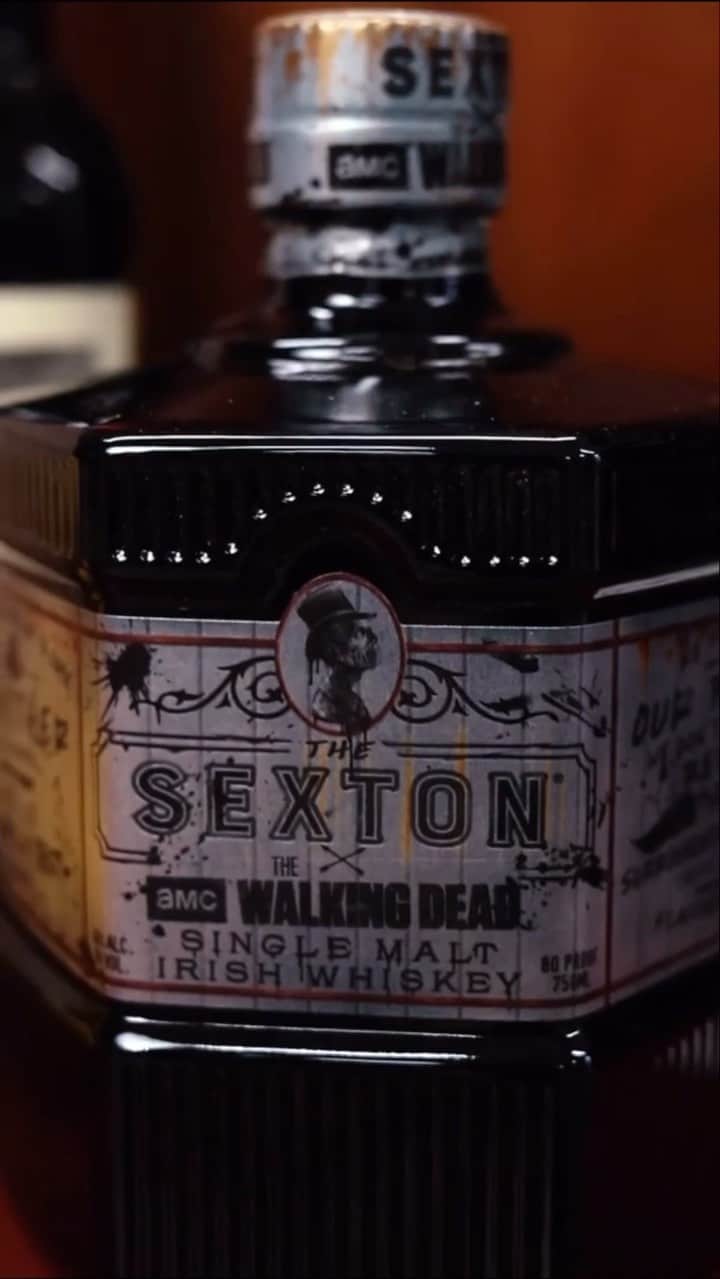 ロス・マーカンドのインスタグラム：「Just in time for Sunday’s episode 👏 The Walking Dead x The Sexton Cocktail Kits are officially back. And this time, I got to help mix things up with @thesexton. Get all the ingredients for ‘The Final Showdown’ @cocktailcourier kit now!  . . . .  #TheSexton #TheWalkingDead #TWDFans @cocktailcourier」