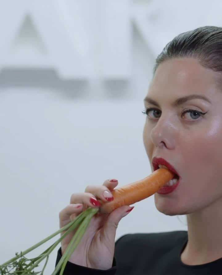 サラバターリアのインスタグラム：「SARA EATING A CARROT WITH THE HOLE DRESS  Available now sarabattaglia.com  DIRECTOR @marco.celotti ART DIRECTION @bat__sara  #ASMR   STYLIST @pasqualecangemi @vitogiorgiogucciardo  #SaraBattaglia #FW22」