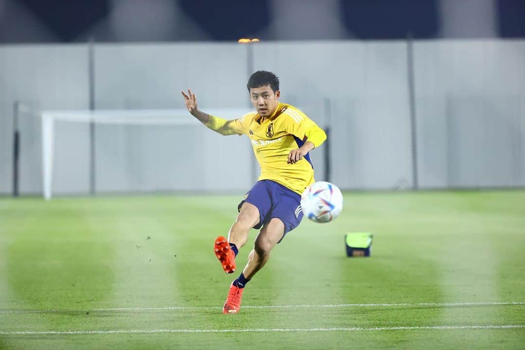 遠藤航のインスタグラム：「.. 少しずつ上げていってます！！ 限られた時間の中で最高の準備を。  . #qatar2022 #worldcup #qatar  #nationalteam #japan #🇯🇵 #football  . #カタールw杯 #日本代表  #サムライブルー #遠藤航」