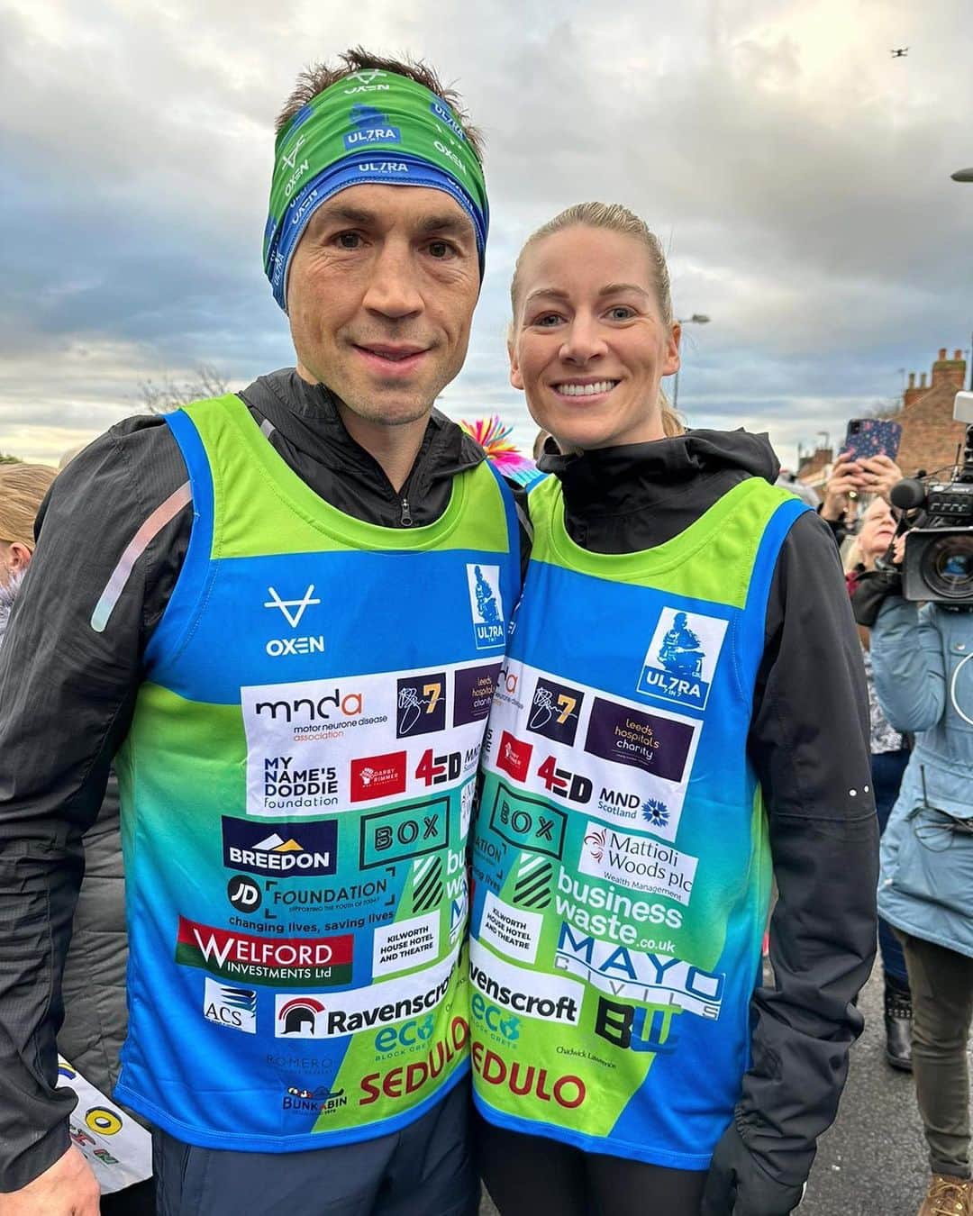 ジェンマ・ボナーのインスタグラム：「Incredibly honoured to join Kev + the team today on his run from York to Bradford. Extremely emotional but so special to share the moments with our good friends @rob7lindsey + Darbs along the route ..  ⠀⠀⠀⠀⠀⠀⠀⠀⠀ Please keep the support going ❤️❤️❤️ #mndawareness #ultra7in7」