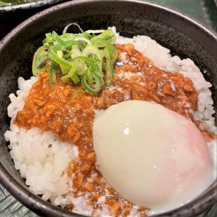はなまるうどんのインスタグラム：「うどんとご一緒にぜひどうぞ😊  ＼ #ミニ鶏そぼろ丼 ✨ ／  濃い目の鶏そぼろに、とろ～り半熟たまごの組み合わせが絶妙でご飯が進みます。おいしさの事前期待値を上回ります😋  #はなまる 公式アプリクーポンを使えば、 うどん1杯ご購入で、ミニ鶏そぼろ丼が無料！ お得なアプリクーポンは23日まで。  #テイクアウト  #はなまるうどん」