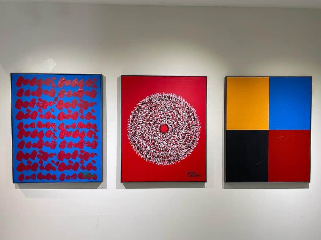 原沙知絵のインスタグラム：「村上さんの作品をいつか我が家にお迎えできる日を夢見ています。  Amane Murakami Exhibition  ‘Flat にPaint Foundation, 11/20(日)まで  @jinnan.house  #amanemurakami  #art #exhibition」