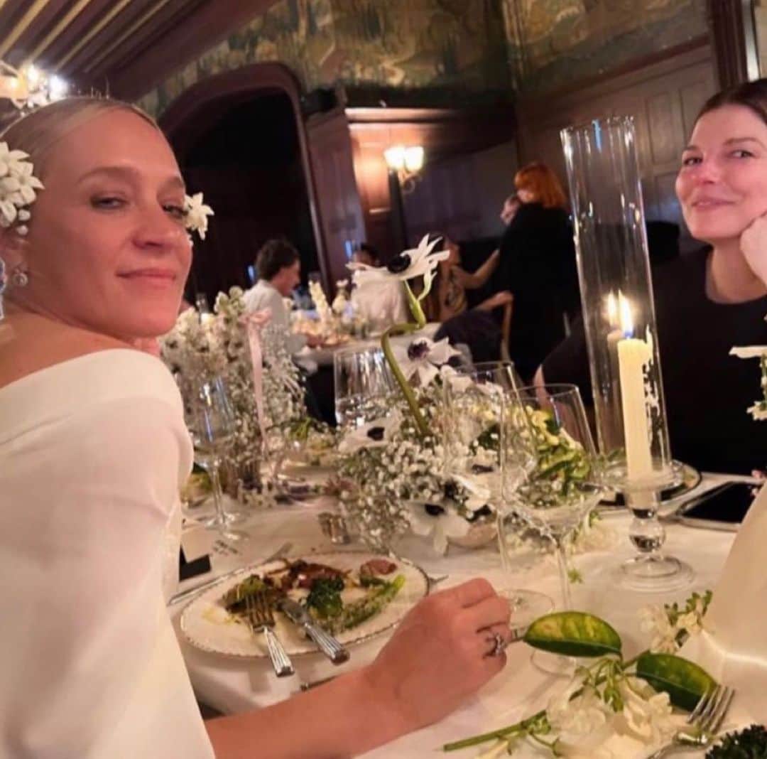 ジーン・トリプルホーンのインスタグラム：「This was a very happy day in May. And today it’s @chloessevigny ‘s birthday..⁣ ⁣ Stop what you are doing, put on a good tune and dance in her honor! ⁣ ⁣ With love from afar, Chloë. Happy happy 🥂」