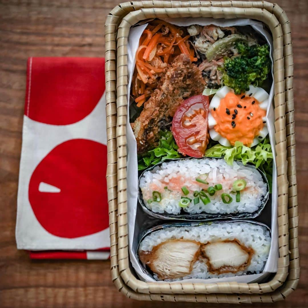 ひとみのインスタグラム：「#竹籠弁当   今日は子供達の学芸会.ᐟ .ᐟ .ᐟ 張り切って登校しました( •̀∀•́ )✧  初めてのおにぎらず🤣 慣れたら早いのかなー？ 体感的には、まだまだ…… 普通におにぎりにした方が楽でした😅 喜んでくれますように……  唐揚げ+スライスチーズ🍙 明太マヨ+小ネギ🍙 鱈フライ ササミとひじきのサラダ 人参しりしり ゆで玉子🥚」