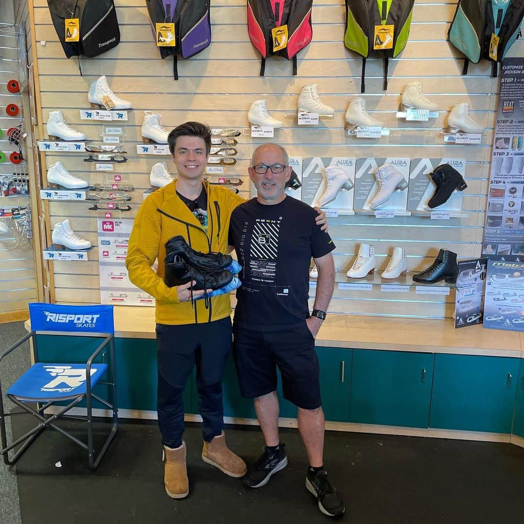 ヤロスラフ・パニオットさんのインスタグラム写真 - (ヤロスラフ・パニオットInstagram)「Thank you Bruce for making sure  that my new @auraskates heat moulding is going right 👍🏻 @usaskatesanaheim . . #heatmoulding #iceskates #auraskates #figureskating」11月19日 8時16分 - yaro_paniot