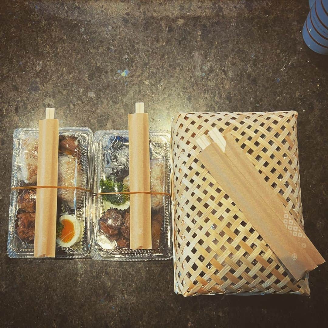 田波涼子さんのインスタグラム写真 - (田波涼子Instagram)「今日はサッカーリーグ戦⚽️  学校ない日はお弁当お休みしたい。。。  が、今日は少し距離ある場所でお昼時間集合なので。 いつでも食べれるお弁当を。  いつ食べようか悩み中。 車の中か🙄?  お留守番のパパと娘用にも。  さっ、行く準備しよ🏃‍♀️」11月19日 8時29分 - ryokotanami.idea