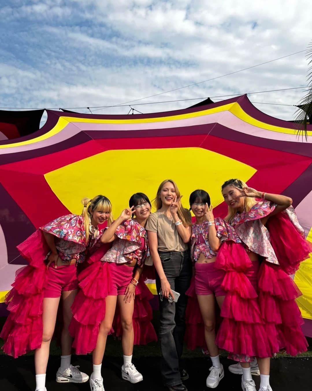 入山杏奈のインスタグラム：「Una banda japonesa vino a México!! 😻🔥 NEO KAWAII 🇲🇽🇯🇵🦄💓🦩🧠🌈💖 #coronacapital #coronacapital22   日本からCHAIがメキシコに！！ #neoかわいい でした🦹🏼‍♀️💘🫧」
