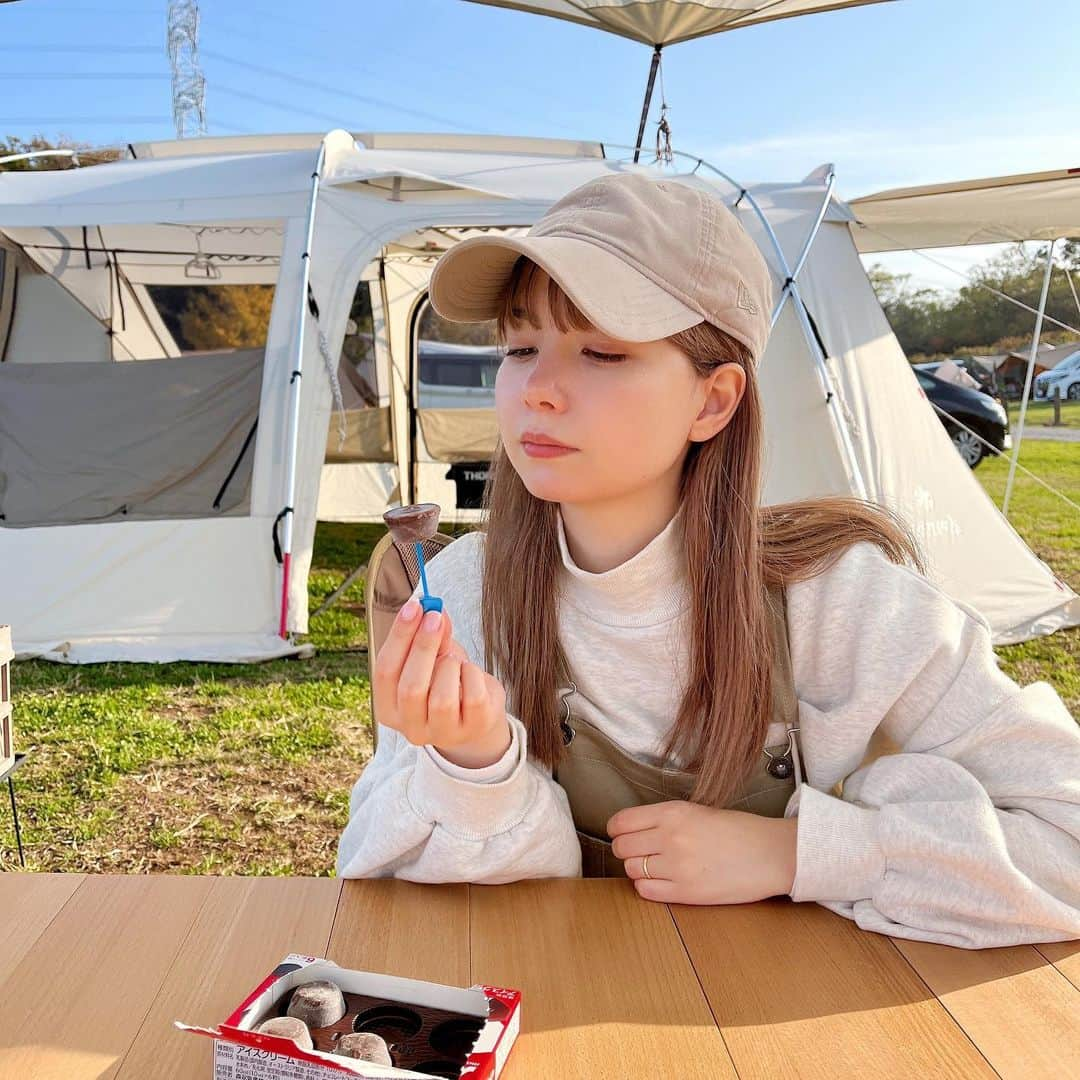 柴田あやなのインスタグラム：「旦那さんとキャンプ🌳売店にピノ売ってたから買っちゃった❤︎食べたら寒くなった  ストーブの横でぬくぬくしながらお酒飲むの最高〜〜」