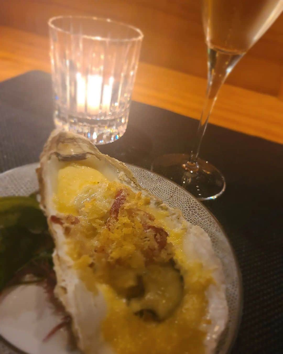 華彩ななさんのインスタグラム写真 - (華彩ななInstagram)「こんな美味しい牡蠣とシャンパン飲みながらディナーしたいけど、、  本日生まれて初めて顔にレーザーをあてたので、 とてもとても外でお酒なんて飲める顔じゃない😭  クールダウンして、かさぶた取れたら、 今までよりも綺麗な私になれますように❣️  というわけで、 いつかの牡蠣シャン😋🍾💕💕💕  早くお洒落して、 出歩きたいなぁ～❣️」11月19日 20時10分 - nanakasai