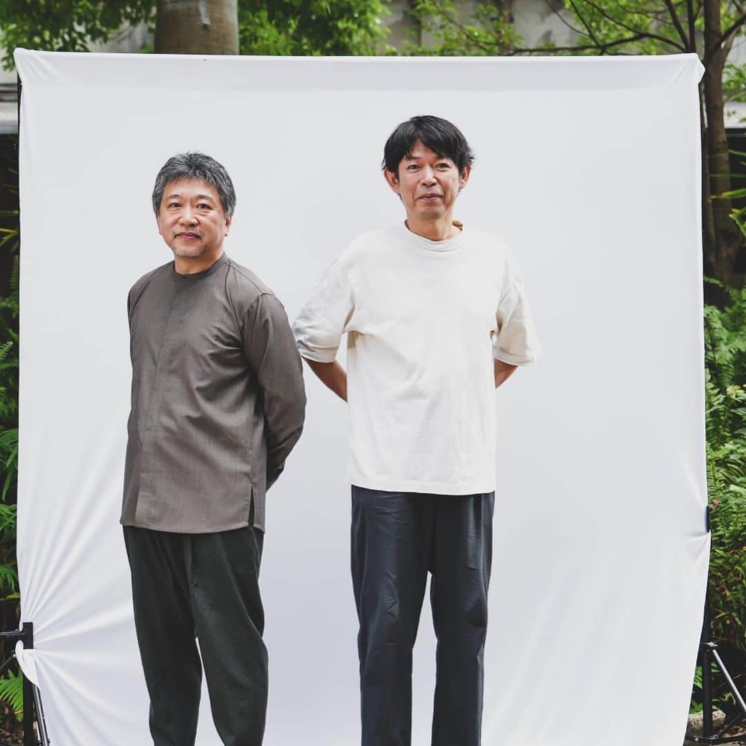 坂元裕二のインスタグラム：「旅の思い出。 ひたすら食べていたら講演で履く👖が入らなくなった。一番上のボタンを外して何とか腰にキープ出来たものの、会場に入ると音声マイクのレシーバー（およそ500g）をポケットに装着されるという非常事態。たくさんの観衆のみなさんを前に👖がずり落ち、🩳で警察に連行されてしまう恐怖と戦いながらの講演となりました。何を話したかおぼえてませんが、悲鳴を聞いたおぼえもないので、おそらく👖は無事だったのでしょう。」
