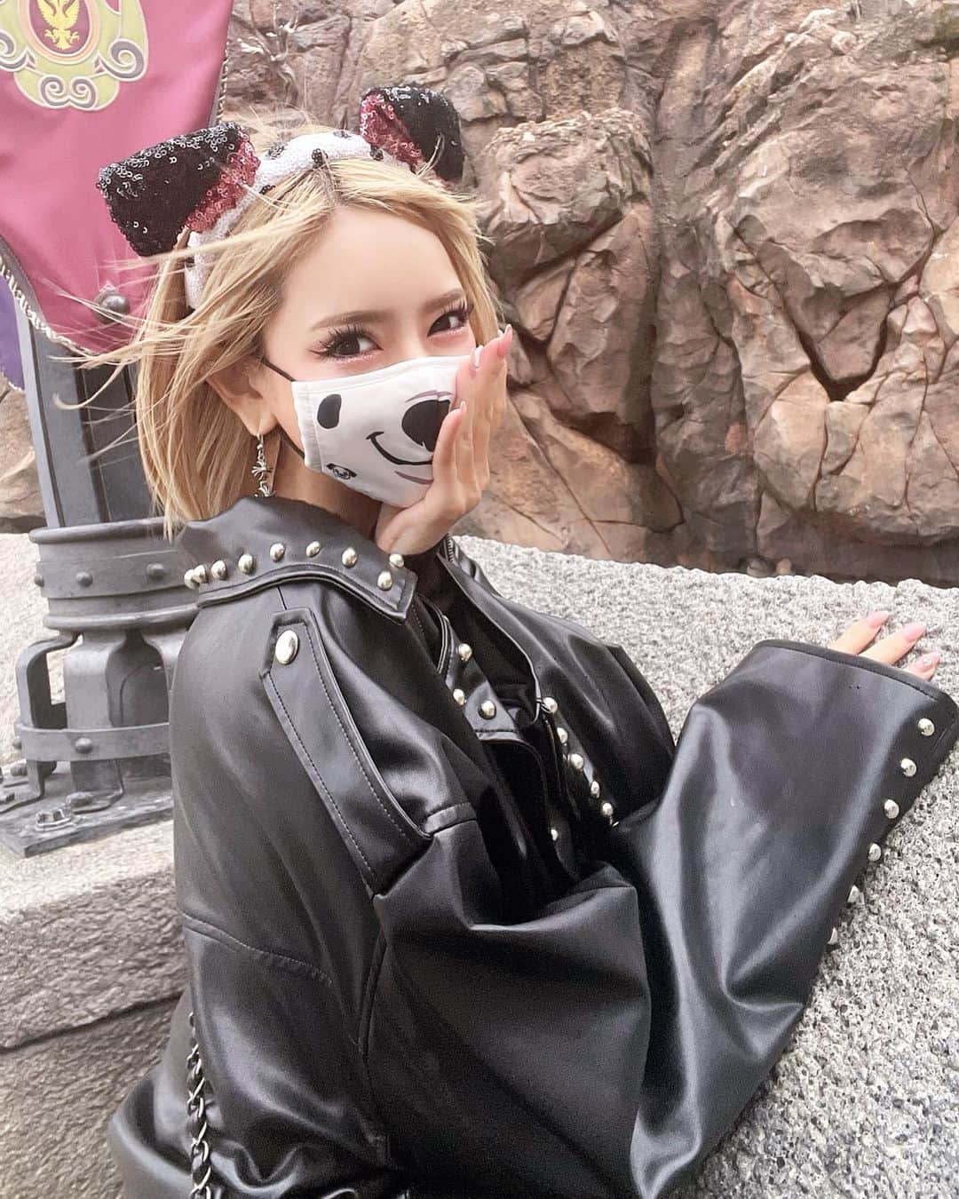 のインスタグラム：「.  マスクの中は笑ってます🧏🏻‍♀️💖💕  最近ボブヘアにしました❤︎✂️👍🏻 ̖́-  #disney  #disneysea  #holiday  #happy  #smile  #ootd  #bob」