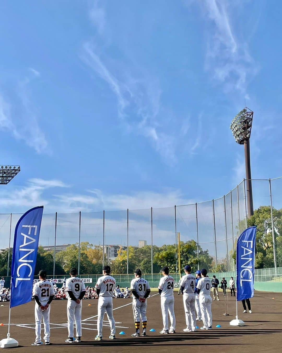 鉄平さんのインスタグラム写真 - (鉄平Instagram)「ファンケル キッズベースボール 2022 in 大阪府豊中市行ってきました♪  高橋由伸さんとは対戦はあれどお話しするのは初めて！めちゃくちゃ優しい方でした^_^  参加した子供達もとても元気あって良き時間でございました✨ありがとうございました😊  #報知新聞　#奥アンツーカ株式会社  #ファンケル  #阪神タイガース　読売ジャイアンツ  #denaベイスターズ  #東京ヤクルトスワローズ  #オリックスバファローズ  #掛布雅之　さん　#槙原寛己　さん　#宮本和知　さん　#村田真一　さん　#久保文雄　さん　#笘篠賢治　さん　#高橋由伸　さん #土谷　#豊中ローズ球場」11月19日 19時02分 - teppei1227