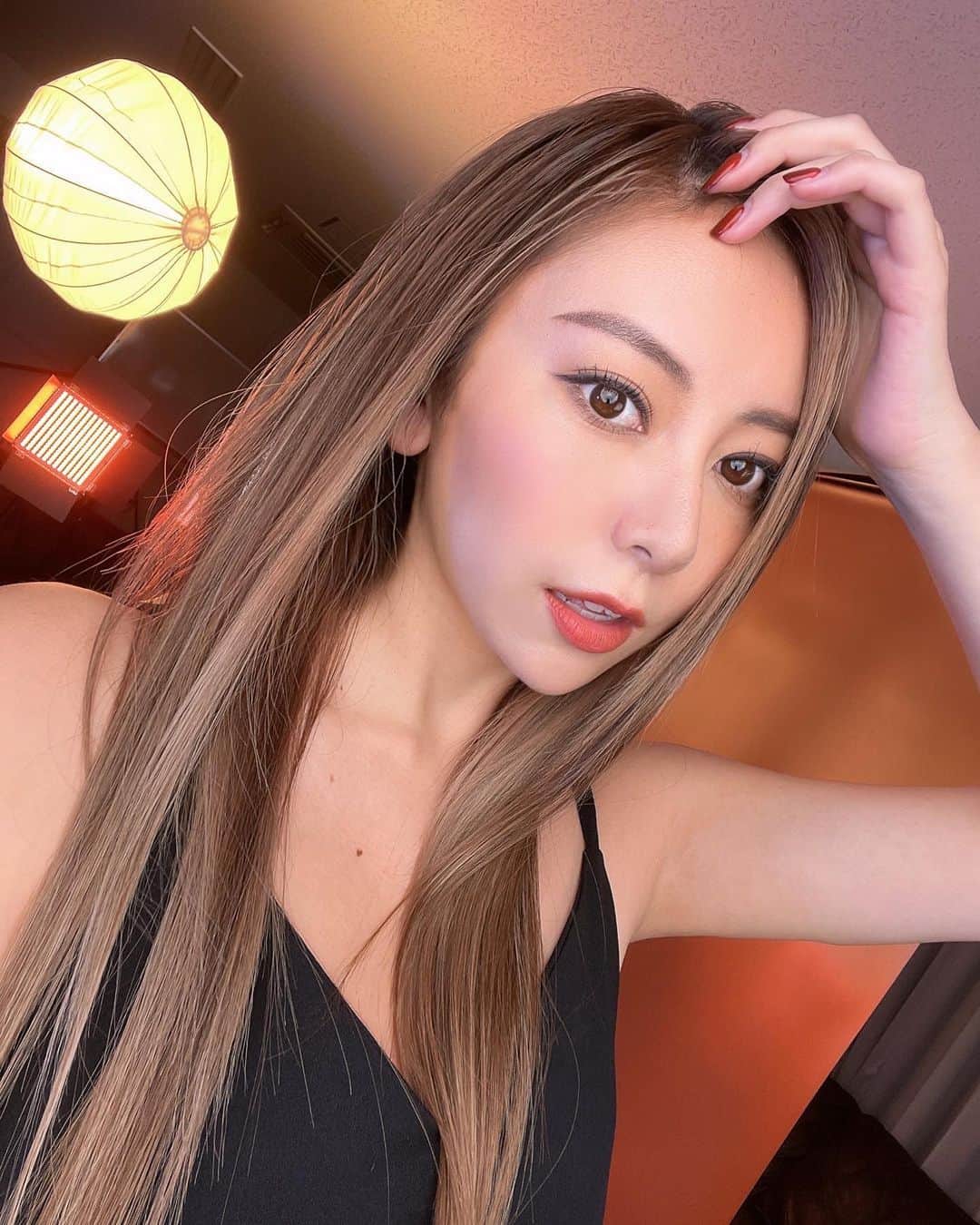 ベイビーリオンさんのインスタグラム写真 - (ベイビーリオンInstagram)「. orange 🦁🧡🏜  珍しくストレートヘアで。 さらさら〜🦦  最近ずっとクマが 気になってたけど 撮影前にモデナで 目の下のふくらみ取り してもらったからだいぶ よくなった！！！ 先生も苦戦されるくらい 辺なふくらみだってらしく😓 あと少し目頭のクマが気になるから またメンテナンスお願いしよ🙏🏻 本当になんでも親身に相談乗ってくれて、 優しくて、色々任せたいと思えるクリニック🙏🏻　 @modenaclinic いつもありがとうございます✨ . #オレンジメイク #撮影 #福岡 #モデナクリニック #modenaclinic #orangemakeup #fukuoka」11月19日 19時05分 - baby__lion