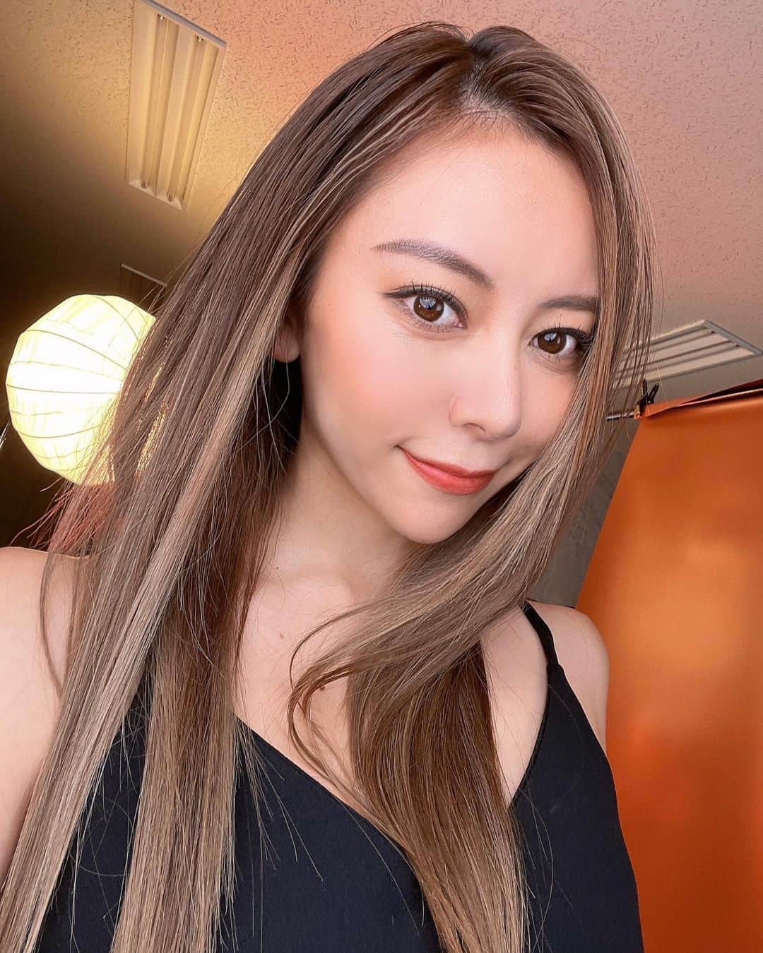 ベイビーリオンさんのインスタグラム写真 - (ベイビーリオンInstagram)「. orange 🦁🧡🏜  珍しくストレートヘアで。 さらさら〜🦦  最近ずっとクマが 気になってたけど 撮影前にモデナで 目の下のふくらみ取り してもらったからだいぶ よくなった！！！ 先生も苦戦されるくらい 辺なふくらみだってらしく😓 あと少し目頭のクマが気になるから またメンテナンスお願いしよ🙏🏻 本当になんでも親身に相談乗ってくれて、 優しくて、色々任せたいと思えるクリニック🙏🏻　 @modenaclinic いつもありがとうございます✨ . #オレンジメイク #撮影 #福岡 #モデナクリニック #modenaclinic #orangemakeup #fukuoka」11月19日 19時05分 - baby__lion