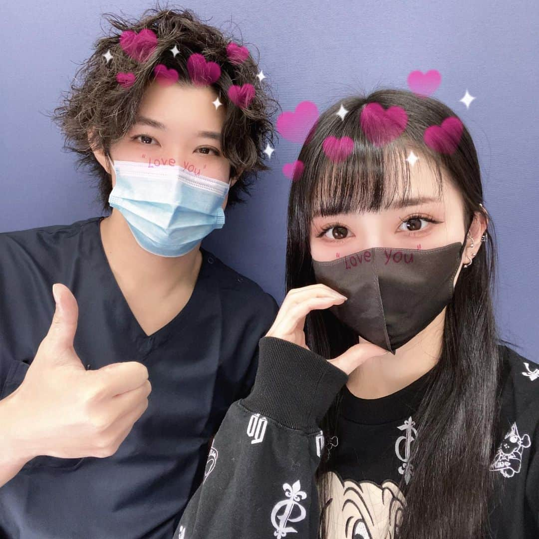 黒宮れいのインスタグラム：「今月も赤尾先生にメンテナンスして頂きました❕ 何時も有難う御座います（╹◡╹）  赤尾先生は、二重手術の指名数&口ｺﾐNO.1 慶應医学部とハーバード大学医学部出身らしくて超人気のせんせい🎵❕ヮｰｰｰｰｰｰｨ（╹◡╹）  ポーズ一緒にやってもらた🫶🏻爆笑爆笑 みんなも一緒にこのポーズで、写真撮ってもらってください🫶🏻❕爆笑  #湘南美容クリニック #美容 #美肌 #美意識 #美容整形 #美容垢 #整形 #美容好きな人と繋がりたい #クイックコスメティークダブルneo #クイックコスメティークダブル #二重整形 #埋没法」