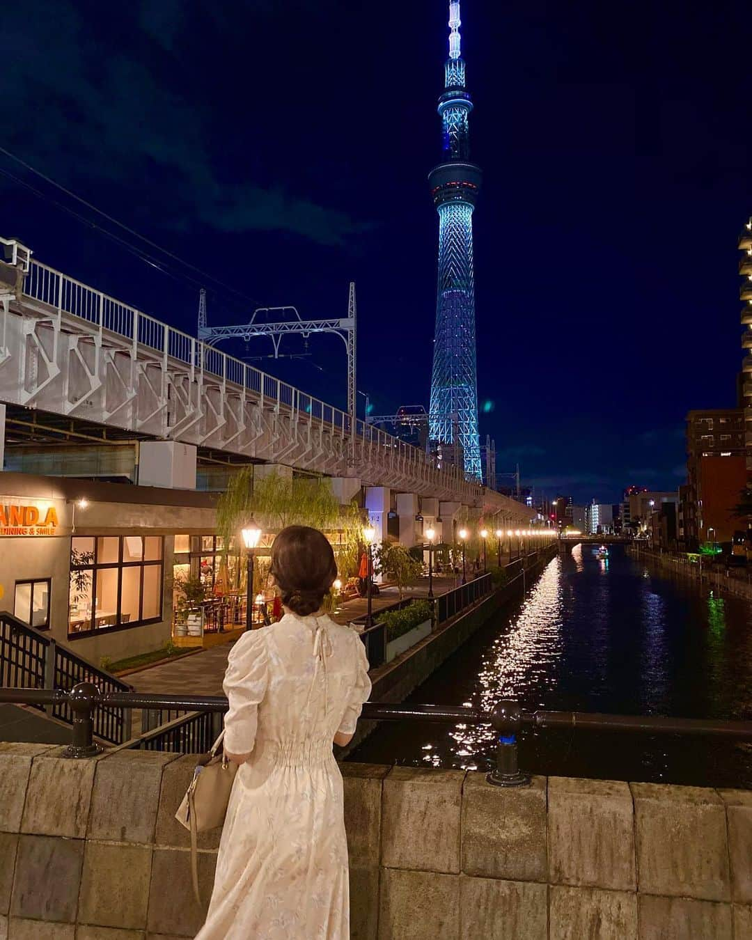 石橋美希さんのインスタグラム写真 - (石橋美希Instagram)「秋休みに東京へ🗼  浅草駅から東京スカイツリー駅間の 高架下にできた新スポット ミズマチを散策してきました🩰  ライトアップされた川沿いの景色と スカイツリーが一緒に眺められて ロケーションも抜群🌟  隅田川の川風が心地よかったです💗  イルミネーションの季節も きれいなんでしょうね☺️🎄  #tokyo #travel #東京#墨田区　#スカイツリー　 #ミズマチ  #観光スポット #名所　#浅草　 #ライトアップ　#休日　#観光　#旅行 #岩手　#めんこいテレビ　#アナウンサー　#石橋美希」11月19日 19時35分 - miki_ishibashi_mit