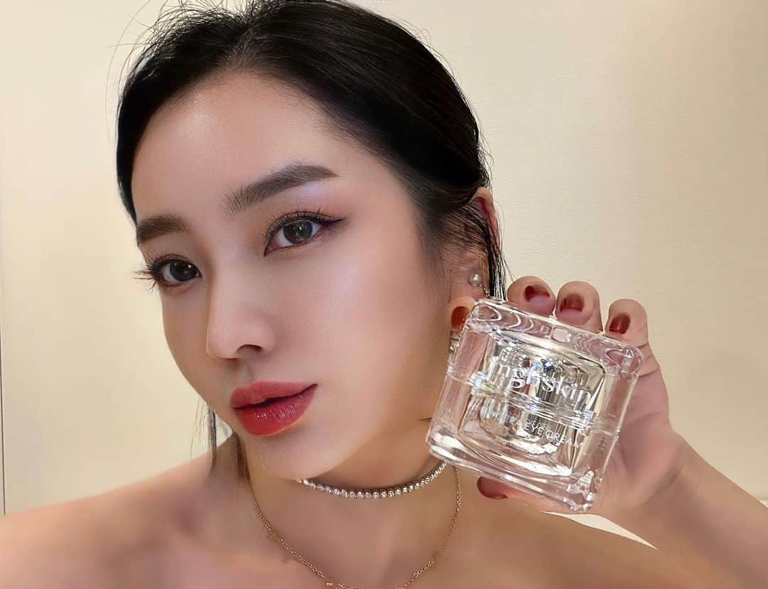 megbabyのインスタグラム：「とうとうスゴいものができました🤯 今年1、いや過去1の感動をお届けできるかもしれません🤯圧勝🎉  何年も前からみんなにほしい商品を聞くと必ず登場していたアイクリーム🥺 たくさんのリクエストをもらっていたのに、なかなか発売できなくて申し訳ないことはわかりつつ。。 今回もこだわりすぎてかなりお待たせいたしました😂  ハリをもたらすと言われてる美容成分配合 テクノロジー搭載アイクリーム「ハイセラアイクリーム」がついに完成しました👀🤍  ご紹介の前に、みなさんはアイクリームつかってますか🥺❓ アイクリームまではめんどうなんて思っている方も多いかと思います。 本当にもったいないです💦  今更塗ってももう遅いなんて絶対思わないでください。  怖いこと言っちゃいますね  このアイクリーム一度使い始めたら、その仕上がりにもうアイクリームなしの自分に戻れなくなります👻  タイムマシンがあるならこのアイクリームを20歳の私に渡したいです🛸  こだわりポイントは３つ🤍🤍🤍  💎ピンッとハリ膜💎 スゴいポイントが「リフトニンX」を配合したこと🙅ｴｯｸｽ！ ハリをもたらす有効成分「リフトニン」と目もとの肌をキュッと引き締める「紅藻エキス」をブレンドしたもの💞 特殊フィルム技術を採用していて、肌上にピンと張ったうるおいのハリ膜を形成する成分です！  まるでハリ膜フィルターを一層お肌に重ねたような。。 クリームを塗っただけなのにピンッとしたハリ感が感じられるんです💓  さらに「アデノシン」までプラス！驚くほどつるんとしたなめらかな肌に仕上がります✨  💎クマやくすみを撃退💎 目元が暗いと老けて見える原因に😕 クマでお悩みの方も多いと思います。  mgb skinではお馴染みの透明感を与える「ナイアシンアミド」 エイジングケア成分ツルレイシに乳酸菌を掛け合わせた「ツルレイシ発酵エキス」  この2つがクマやくすみが気になる目元をみずみずしく透明感UPします！  💎セラミドが鉄壁保湿💎 攻めの美容をするにはまずはお肌の基盤が整っていないと受け入れられません。 ハイセラライン必須の3種のセラミドがうるおいの鉄壁を作り、 さらに「シカ」や「ハマメリスエキス」がバリア機能を綿密にサポートします🍃  最後にお伝えしたいのが アイクリームなのに内容量33g！！ これは私が一目ぼれした容器をどうしても使いたくてこうなっちゃいました🥺✨ アイクリームは通常10g前後が一般的ですが3倍以上入ってます😂 サイズ感がわかるように恥ずかしながらドアップのセルフィを撮りました(顔の半分くらいありますw)🫣🤳🏻  私は贅沢に目元だけじゃなく、ほうれい線や首元、バストのケアにも使って全身ハリピン子です🫢✨❤  是非ご期待ください✨  11/25(金)5pm ON SALE ✨新商品✨ @mgb_skin 「💎HIGHCERA EYE CREAM💎」 33g ￥11,000(税込)  アイクリームなしの生活終了まで残りわずかです😘  #MEGOODBEAUTY #mgbskin @megood__beauty　 #圧勝アイクリーム #ハリピン子😂 #ハッシュタグ名募集します」