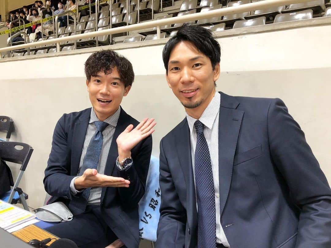 川島壮雄のインスタグラム：「#春の高校バレー 京都府男子の決勝戦で、 #福澤達哉 さんとご一緒させて頂きました✨✨ • • 福澤さんの地元•京都での春高解説をご一緒させて頂き大変光栄でした🏐 • • 京都予選の解説は初かと思いきや… なんと学生時代にすでに関テレ中継で解説デビューされていたというから驚きです✨（かつての春高は3月開催だったので新チームの大会、福澤さんは大学入学前だったそうです） • • • #春高 #春高バレー #春高予選 #京都男子  #東山高校 #大谷高校 #決勝戦  #関西テレビ #カンテレ」