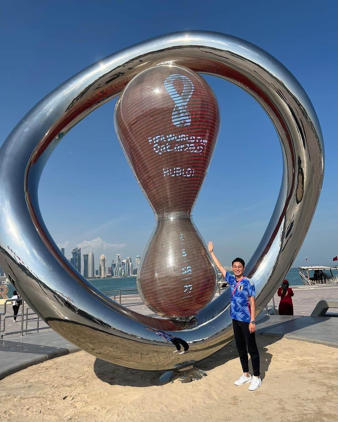 フジテレビアナウンサーのインスタグラム：「. 木村です！  FIFAワールドカップ2022の取材でカタール🇶🇦にきております！ さきほど、カウントダウンクロックの前でイット！の生中継でした！  カウントダウンクロックは開幕までの時間を刻んでおり、写真ではあと2日と5時間58分27秒です。  #FIFAワールドカップカタール2022 #カタール #イット！ #カウントダウンクロック #木村拓也 #現地で取材」